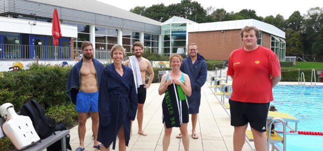 Sportlehrer*innen frischen den Rettungsschwimmer-Schein auf Sportlehrer*innen frischen den Rettungsschwimmer-Schein auf
